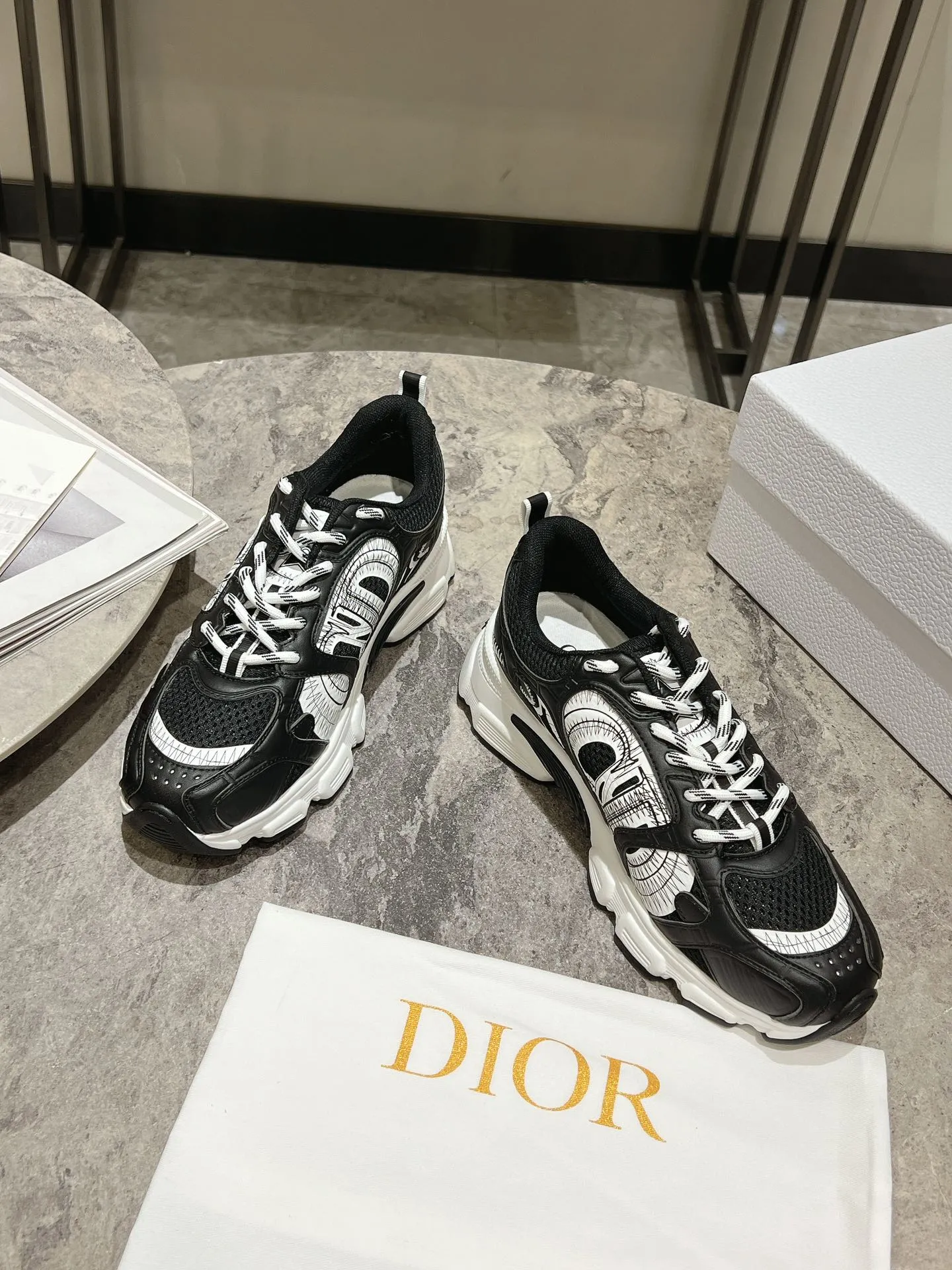 👟👟Ex-factory price 600👟👟 The latest hot model, the star model 2024 main hot product, the newly released Dior Chrono new casual sports shoes, running shoes, dad shoes are really cool, full of futuristic feeling! Really cool! Once again interpreting Dior's concept of cool fashion, the lucky star will bless you with good luck. The new EVA sole is super light and super soft! A perfect replica of the original! Fully matched material and mold! ! Women’s size: 35-39 (40.41 customized)
